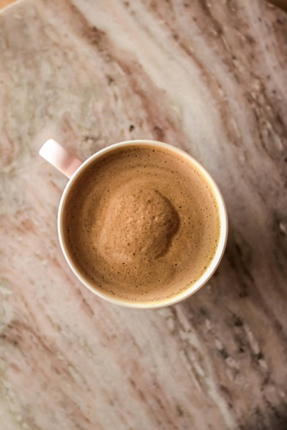 Poranna filiżanka kawy z mlekiem na marmurze kamień płaski układanki, gorący napój - Zdjęcie, obraz