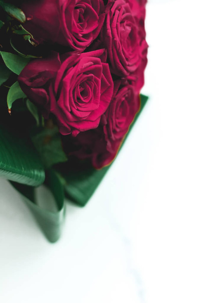 Luxury bouquet of burgundy roses on marble background, beautiful - Foto, Imagem