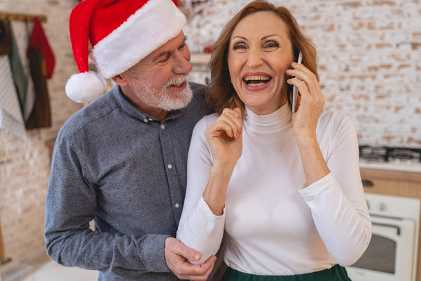 Pleased mature female person talking per telephone - Zdjęcie, obraz