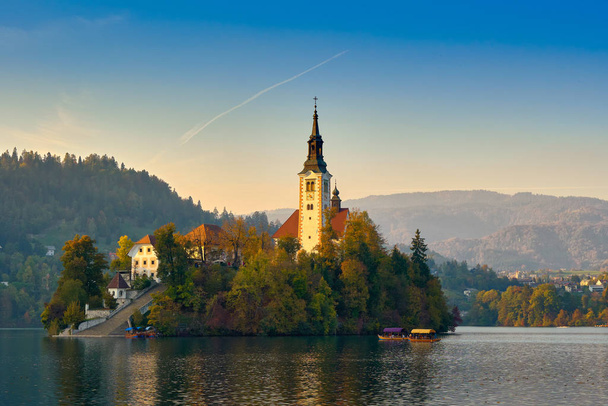 Όμορφη εκκλησία στη μέση του slovenian Bled λίμνη, Σλοβενία - Φωτογραφία, εικόνα