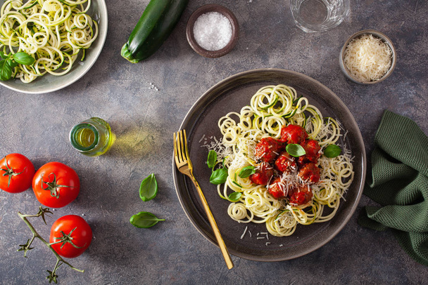 keto paleo diet zoodles spiralized zucchini noodles with meatbal - Foto, Imagem