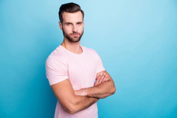 Profile photo of self-confident business guy bossy crossed arms not satisfied with colleagues late work strict chief wear casual pink t-shirt isolated blue color background - Фото, зображення