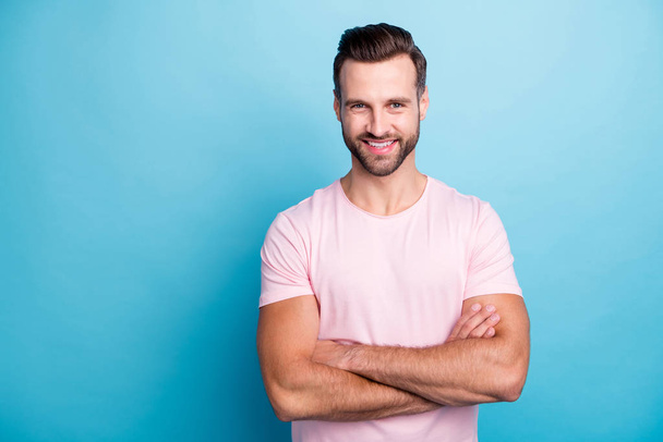 Photo of self-confident business guy bossy crossed arms friendly toothy beaming smiling love his job wear casual pink t-shirt isolated blue color background - Fotó, kép