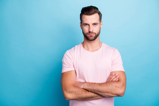 Photo of amazing business guy bossy crossed arms not satisfied with colleagues late work strict chief wear casual pink t-shirt isolated blue color background - Foto, Imagem