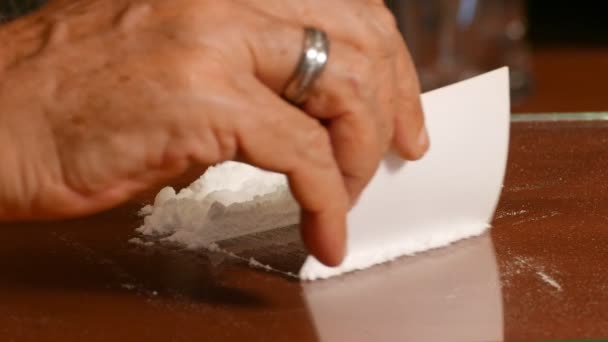 Kokain megosztása az asztalon, illegális drogok. - Felvétel, videó