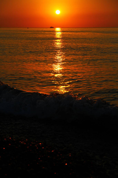 Prachtige zonsondergang hemel boven zee baai - Foto, afbeelding