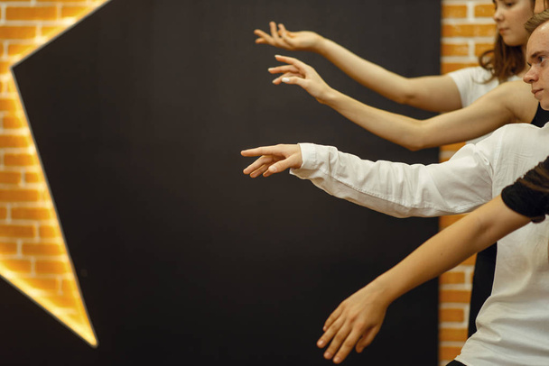 Σύγχρονοι χορευτές στο στούντιο. Γυναικείες και ανδρικές χορεύτριες εκπαίδευση στην τάξη, μοντέρνος χορός χάριτος, άσκηση τεντώματος, αερόβια - Φωτογραφία, εικόνα