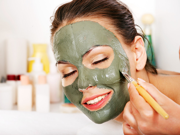 Clay facial mask in beauty spa. - 写真・画像