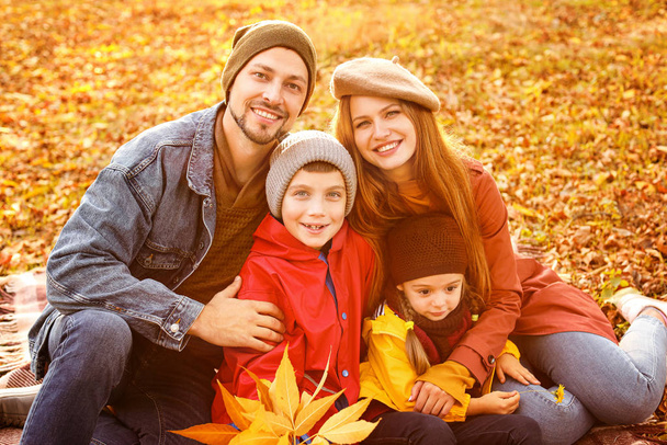 Šťastná rodina v podzimním parku - Fotografie, Obrázek