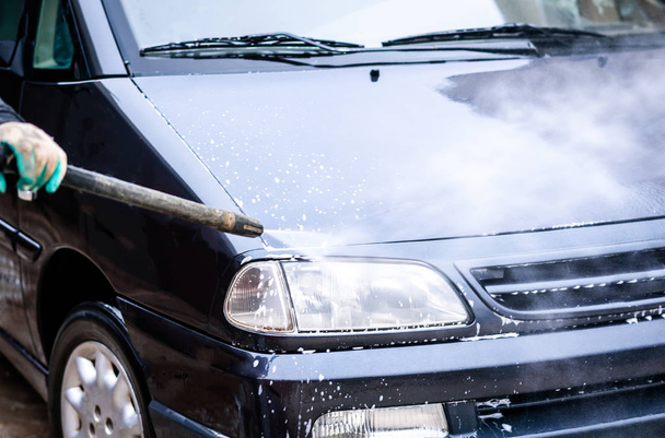 Yüksek basınçlı su kullanarak araba yıkamak - Fotoğraf, Görsel