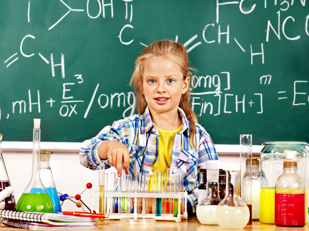 Child in chemistry class. - Foto, afbeelding