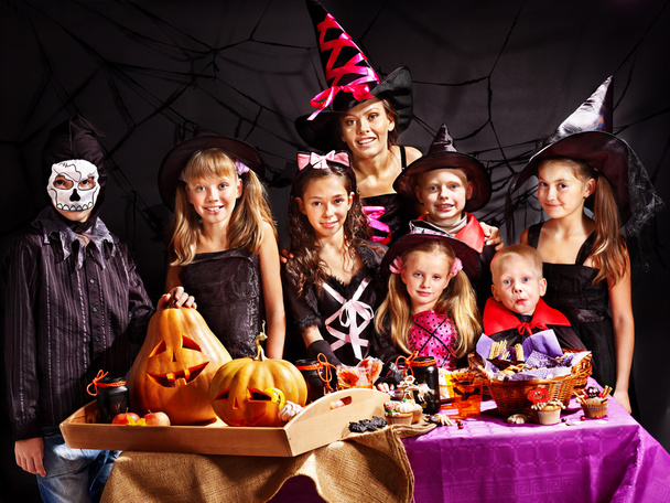 Los niños en la fiesta de Halloween haciendo calabaza
 - Foto, Imagen