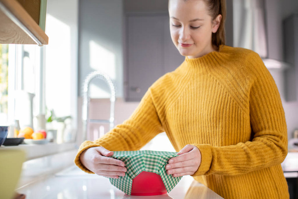 Woman Wrapping Food Bowl In Reusable Environmentally Friendly Be - Fotoğraf, Görsel