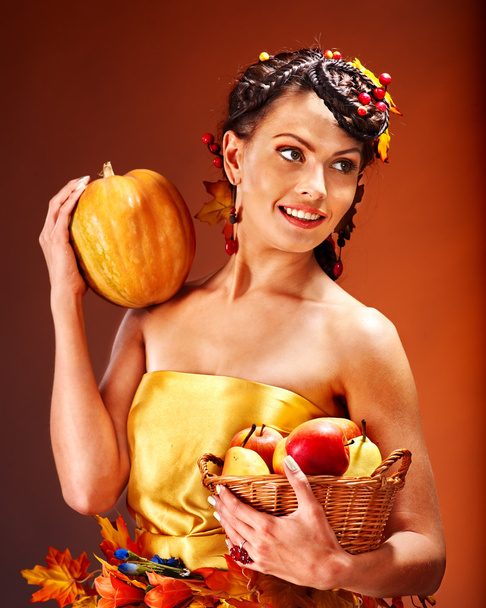 Mujer sosteniendo cesta de otoño
. - Foto, imagen