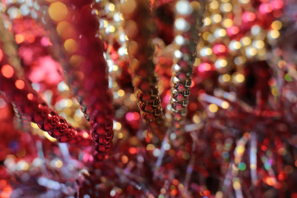 stralende kerst glanzend speelgoed en heldere kralen versieren het nieuwe jaar sparren macro view - Foto, afbeelding