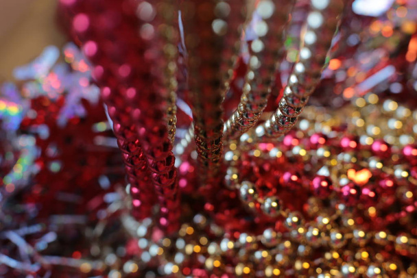 świecące Boże Narodzenie lśniące zabawki i jasne koraliki ozdobić Nowy Rok świerk makro widok - Zdjęcie, obraz