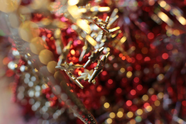 csillogó karácsonyi fényes játék és fényes gyöngyök díszítik az újévi lucfenyő makró nézet - Fotó, kép