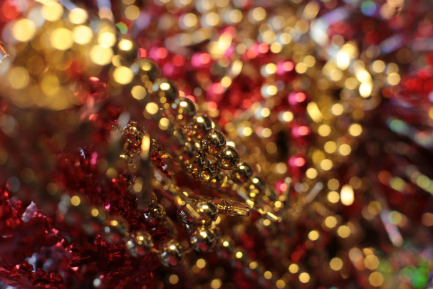 zářící vánoční lesklé hračky a světlé korálky zdobí novoroční smrk makro pohled - Fotografie, Obrázek