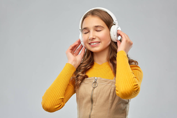 teenage girl in headphones listening to music - Foto, Imagem