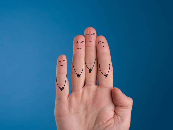 Πρόσωπα ζωγραφισμένα στα δάχτυλα. Η παλάμη είναι έτοιμη για πρόσκρουση. Ποδόσφαιρο δάχτυλα προετοιμασία για μια ποινή - Φωτογραφία, εικόνα