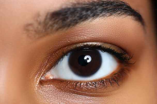Mujer negra de ancho abierto ojo izquierdo
 - Foto, Imagen