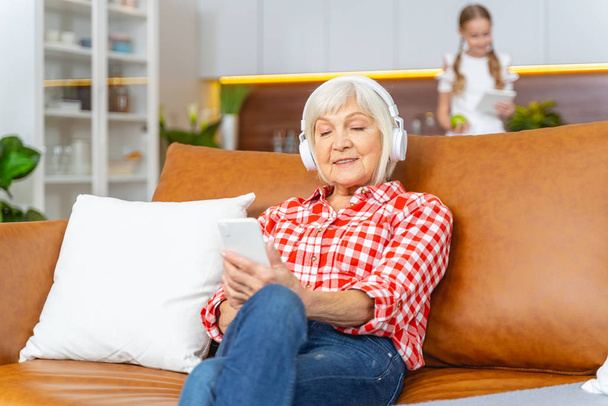 Dame âgée écoutant de la musique dans les écouteurs
 - Photo, image