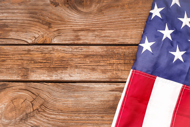 Bandera de EE.UU. y espacio para texto sobre fondo de madera
 - Foto, Imagen