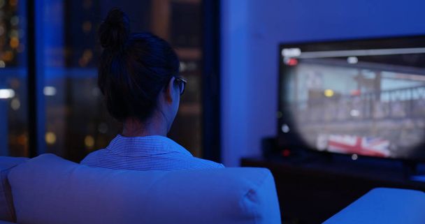 Nainen pelaa videopeliä kotona illalla - Valokuva, kuva