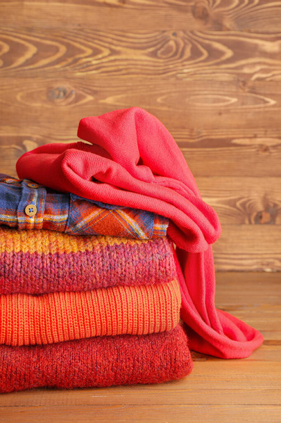 Stapel warme kleren op tafel - Foto, afbeelding