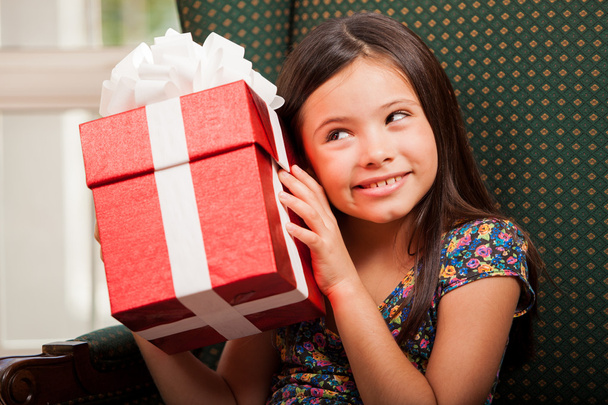 Cute little girl holding a gift - Valokuva, kuva