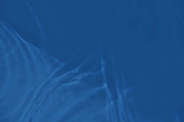 sfondo astratto di colore blu con luci e ombre caustico
  - Foto, immagini
