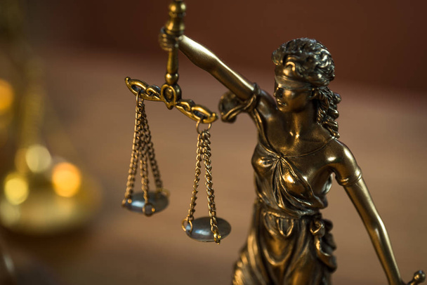 Bodegón de la Ley y la Justicia símbolos sobre fondo de tabla de madera
. - Foto, imagen