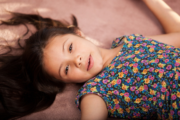dziewczynka leżąc na dywanie - Zdjęcie, obraz