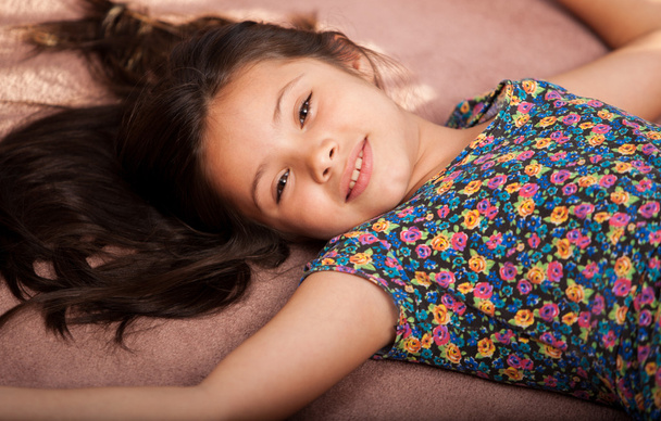 dziewczynka leżąc na dywanie - Zdjęcie, obraz