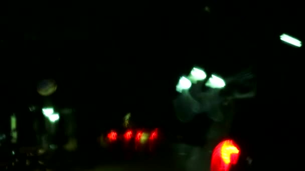 Näkymä autoon, Raskas sade tekee tien näkymättömäksi ja liikenteen tiellä
 - Materiaali, video