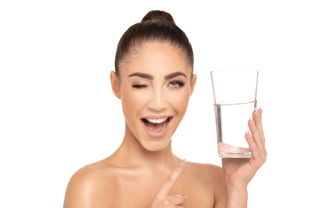 Beauty woman drinking Clean water. - Zdjęcie, obraz