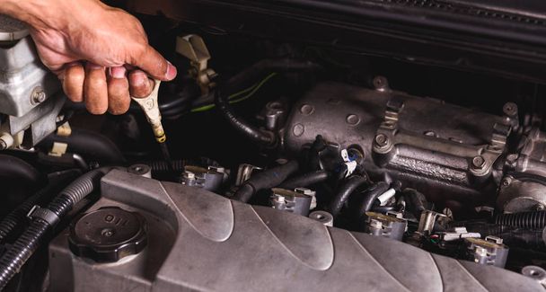 Mão de serviço técnico mecânico verificar nível motor motor óleo motor na garagem
 - Foto, Imagem