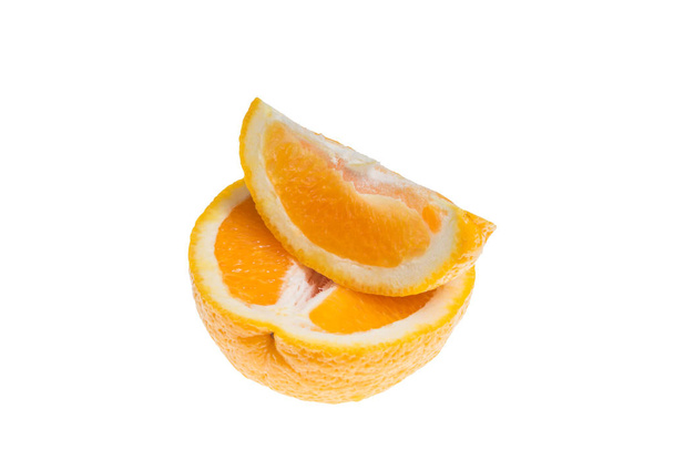 Soczysta pomarańcza w plasterkach wyizolowana na białym tle, owoce cytrusowe są źródłem użytecznych pierwiastków śladowych i naturalnym lekarzem - Zdjęcie, obraz