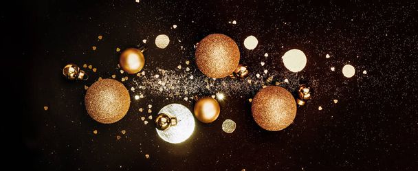 Vánoční pozadí. Slavnostní složení zlatých vánočních míčků a dekorací, lesklá ozdoba, vzor. Koncepce slavnostní zázemí pro propagaci a prodej. Plochý nápis - Fotografie, Obrázek