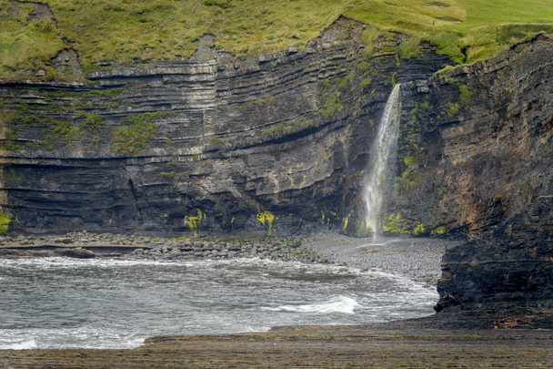 Glenachoor vesiputous kutsutaan myös Sprout Bromore kallioita, Wild Atlantic tavalla, County Kerry, Irlanti
. - Valokuva, kuva