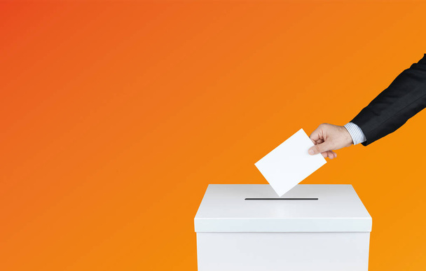 Το χέρι ενός ατόμου χρησιμοποιεί μια ψήφο στην κάλπη στις εκλογές. Με πορτοκαλί φόντο - Φωτογραφία, εικόνα