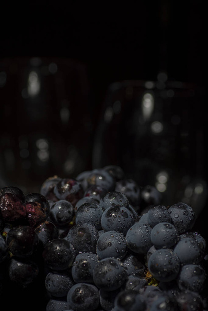 Виноград червоного вина в темному металевому лотку
. - Фото, зображення