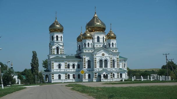 Az ortodox vallás uralja a Krasznodar területet. Elhelyezkedés-Oroszország, Novodonetszkaja falu, Szentháromság templom. - Fotó, kép