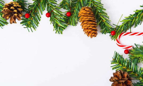 Ευτυχισμένο το Νέο Έτος και τα Χριστούγεννα ημέρα, top view επίπεδη lay σύνθεση διακόσμηση σε λευκό φόντο με αντίγραφο χώρο για το κείμενό σας - Φωτογραφία, εικόνα