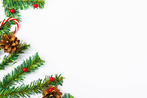 Bonne année et le jour de Noël, vue de dessus plat laïc composition décoration sur fond blanc avec espace de copie pour votre texte
 - Photo, image
