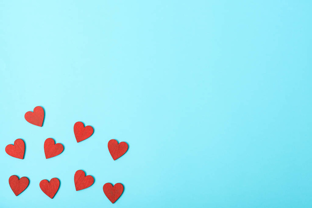 Ημέρα του Αγίου Βαλεντίνου Concept, Top view Flat lay, κόκκινη καρδιά σε μπλε φόντο με αντίγραφο χώρου για το κείμενό σας - Φωτογραφία, εικόνα