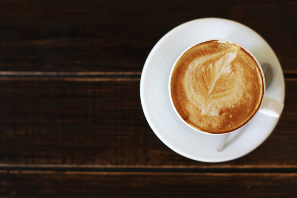 Šálek cappuccino nebo latté na dřevěném pozadí. Šálek kávy, výhled shora. - Fotografie, Obrázek