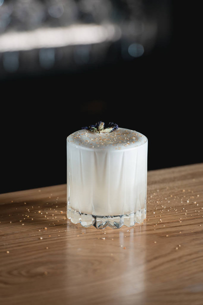 Pisco Sour Cocktail on a bar desk. - Fotó, kép