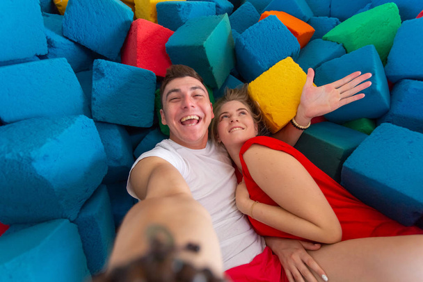 Autoportrait de drôle de bande dessinée couple tir selfie sur trampoline
 - Photo, image