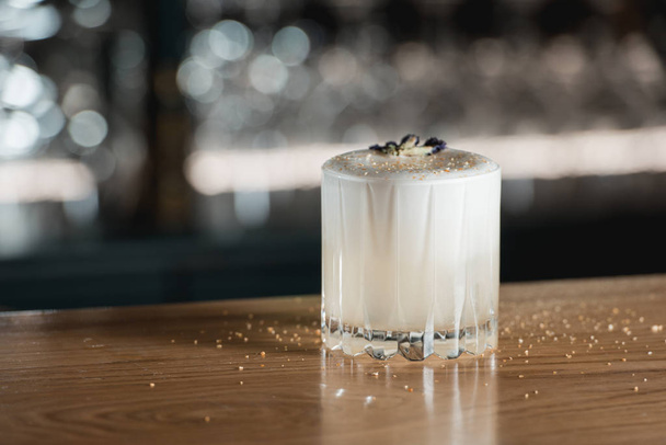 Cocktail aigre-ciscos sur un bureau de bar
. - Photo, image